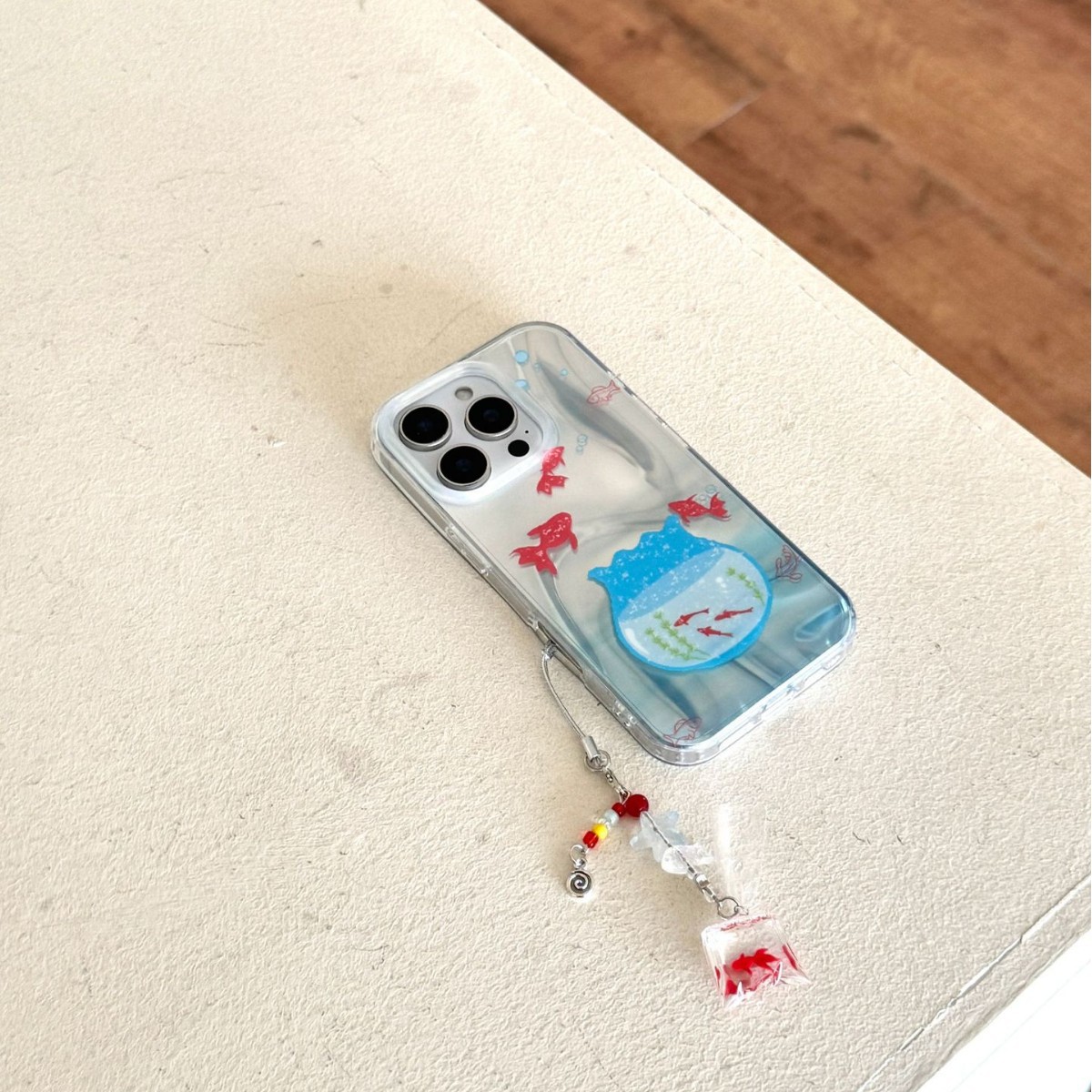 Verano simple azul pez dorado para iPhone16ProMax funda para teléfono móvil 15Pro colgante 14/13 nuevo 15PM