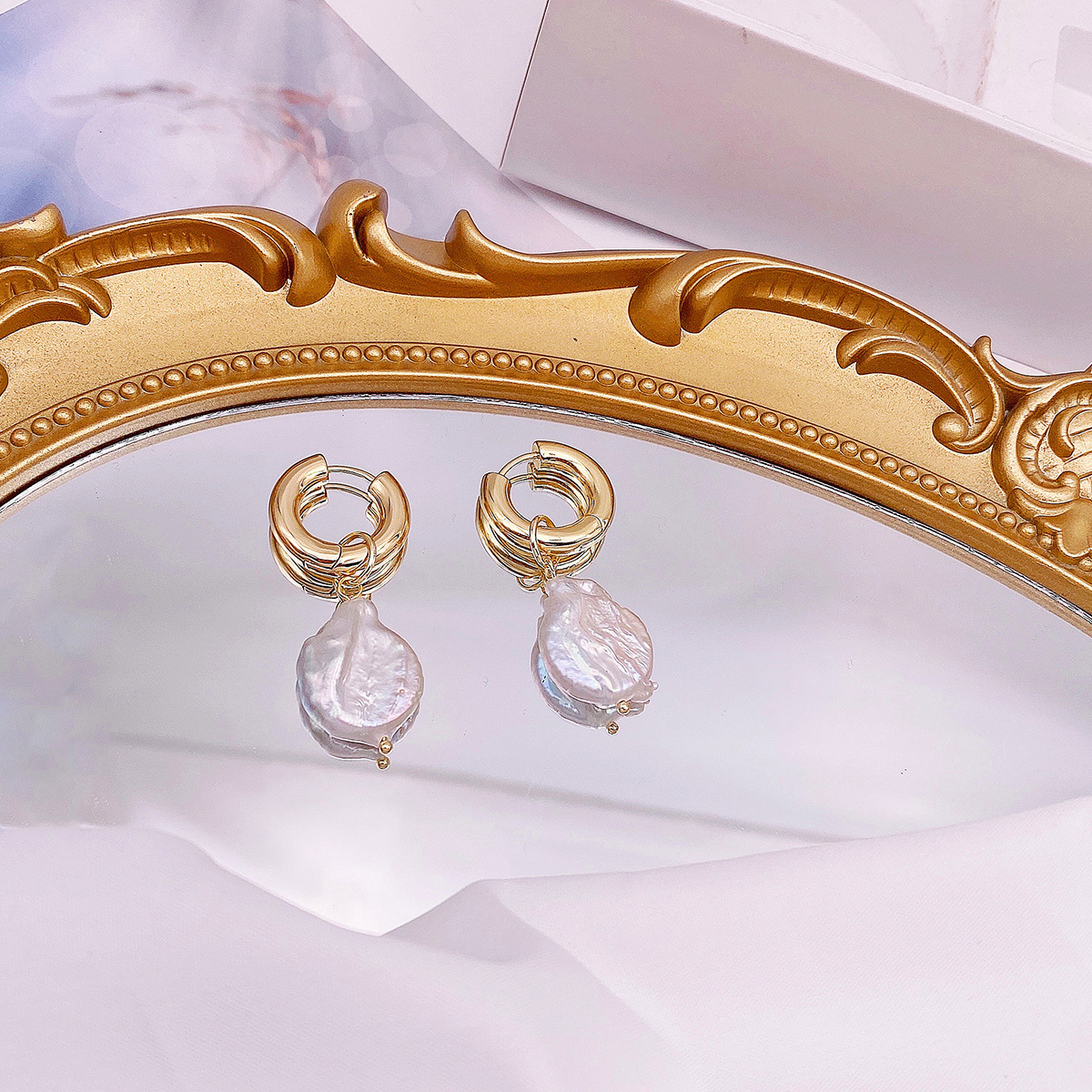 1 Pair Elegant Geometric Pearl Earrings display picture 7