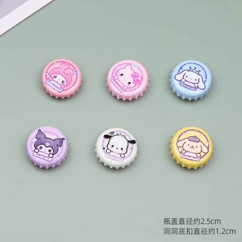 Nuevos dibujos animados Sanrio tapa de botella diy accesorios de resina Kulomi Crocs agujero botones accesorios de flores al por mayor