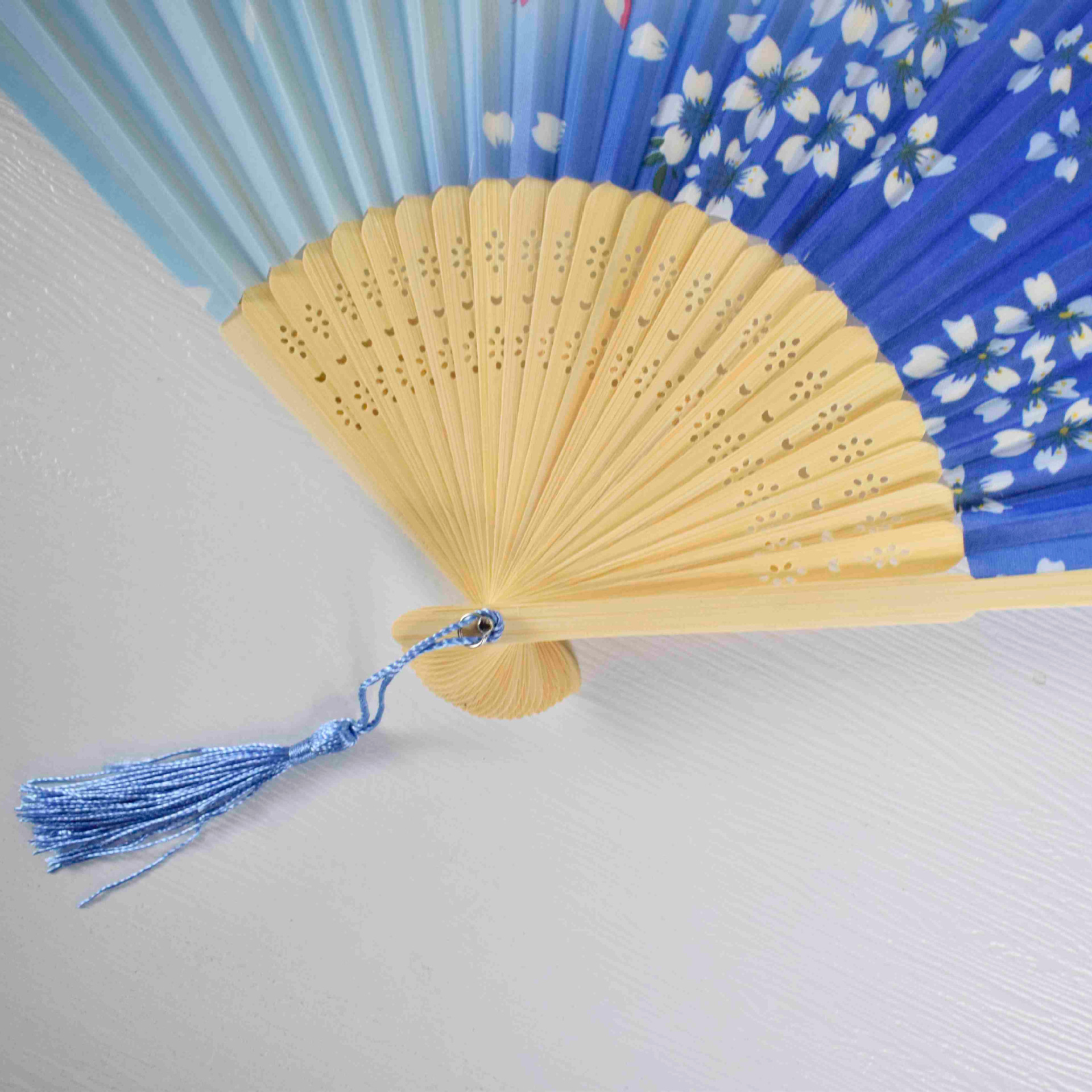 Fábrica al por mayor de inventario Er Qingtou Qingfeng Guan Fan Dancing Fan Fan plegable artesanía exquisita se puede agregar frisa