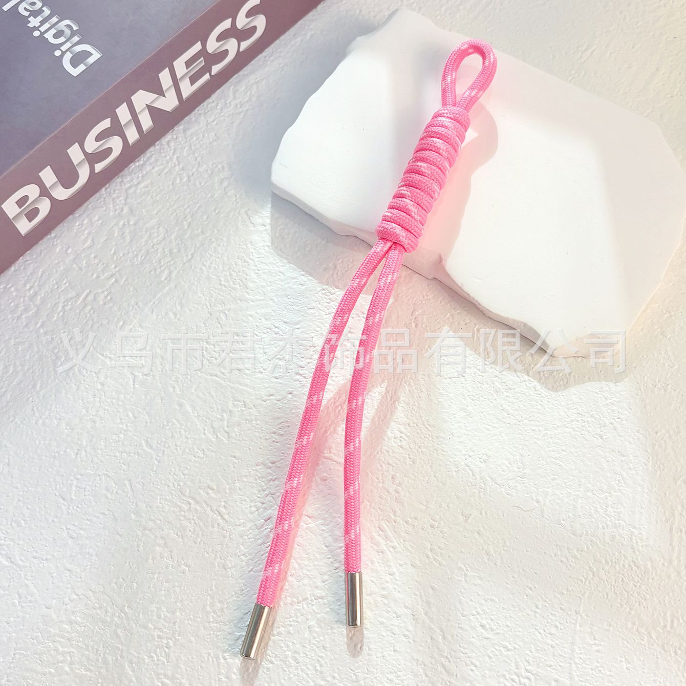 編みカバンのストラップの螺旋の結び紐のiuは鍵のボタンのネットの赤い色の結びの縄の装飾の部品を結びます。