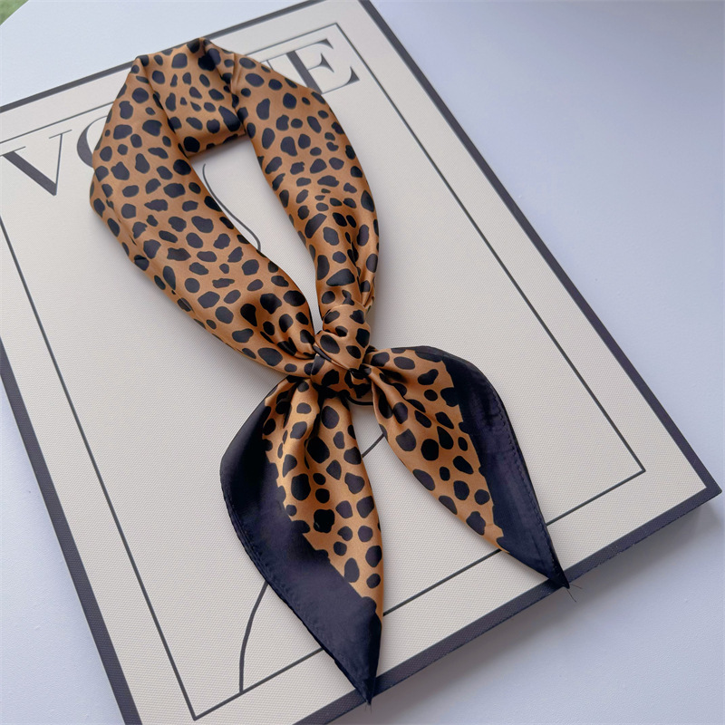 Primavera y verano nueva bufandas de impresión de letras de satén 70 × 70 bufandas de seda pequeñas bufandas cuadradas de alta calidad bufandas de estilo francés