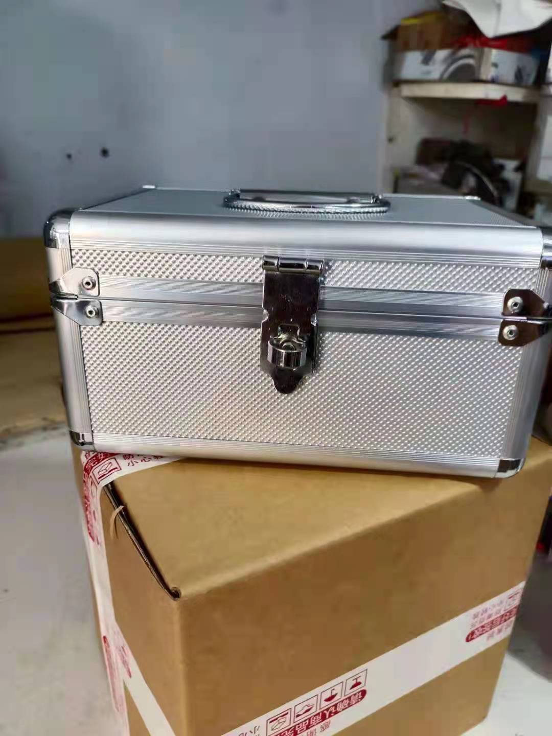 Caja de herramientas portátil de aleación de aluminio Caja de seguro Caja de archivo Caja de almacenamiento de contraseña Caja de instrumentos Caja de almacenamiento de objetos pesados