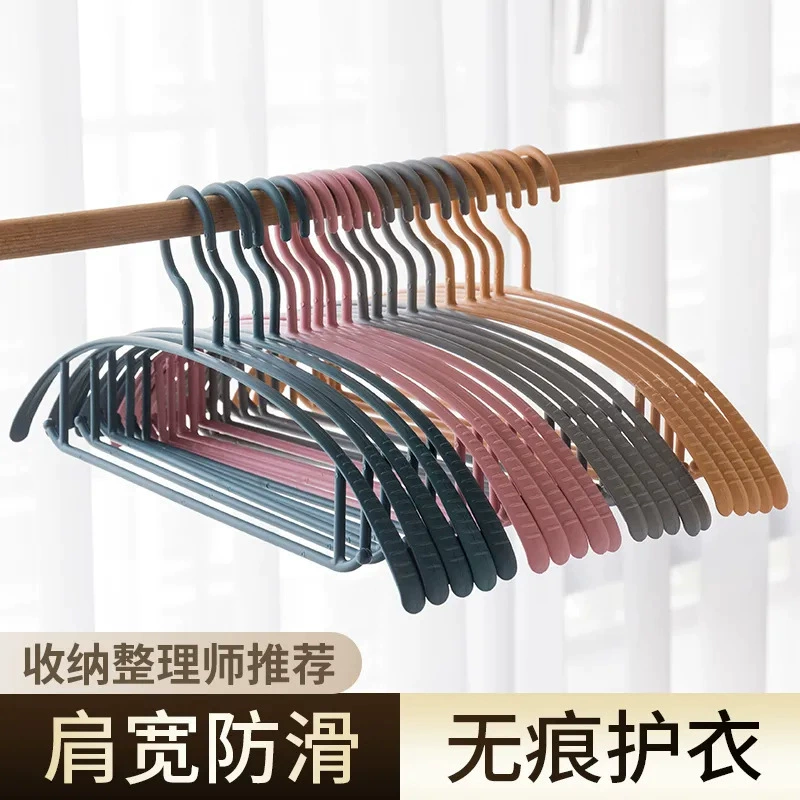 Нескользящие, не оставляющие следов вешалки для одежды, специальные бытовые сушилки, утолщенные пластиковые вешалки для общежитий, для взрослых, без утолщений и неровностей.