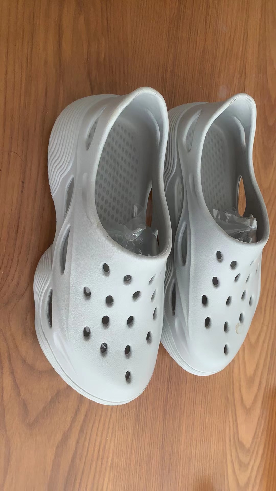 Nuevos zapatos con agujeros, zapatos de vadeo de playa para hombre, sandalias deportivas al aire libre, zapatos de conducción ligeros y de suela suave, transpirables y duraderos