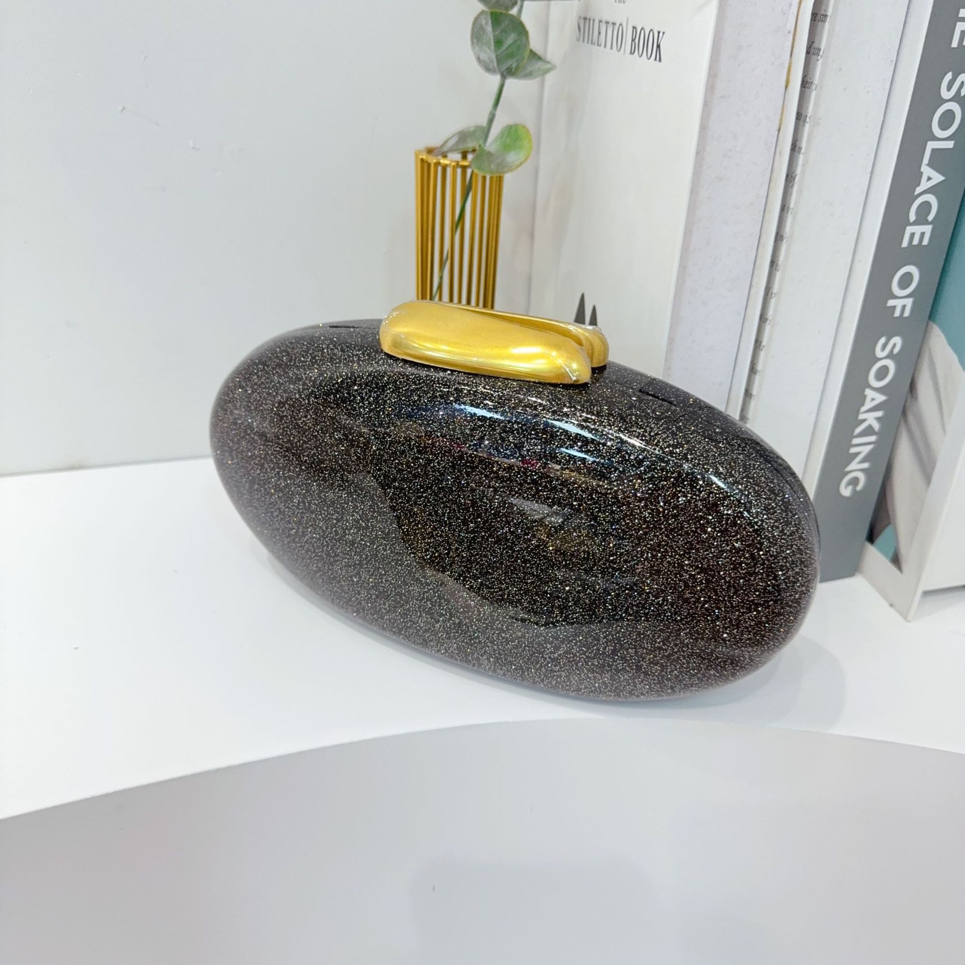 2024 Women's new European and American single-shoulder crossbody bag, irregular-shaped shell acrylic bag, fashionable wedding and dinner clutch Item Picture