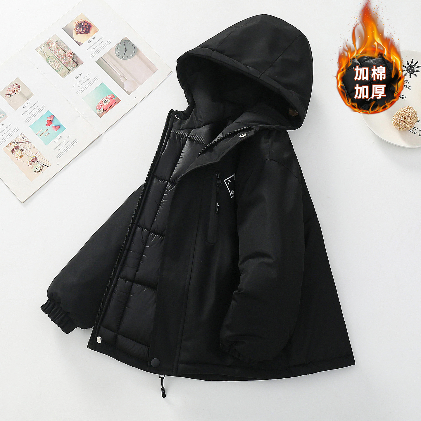 Niños trajes de asalto engrosados otoño-invierno 2025 nuevos niños de invierno chaqueta de algodón de niña grande ropa de invierno con sombrero de moda