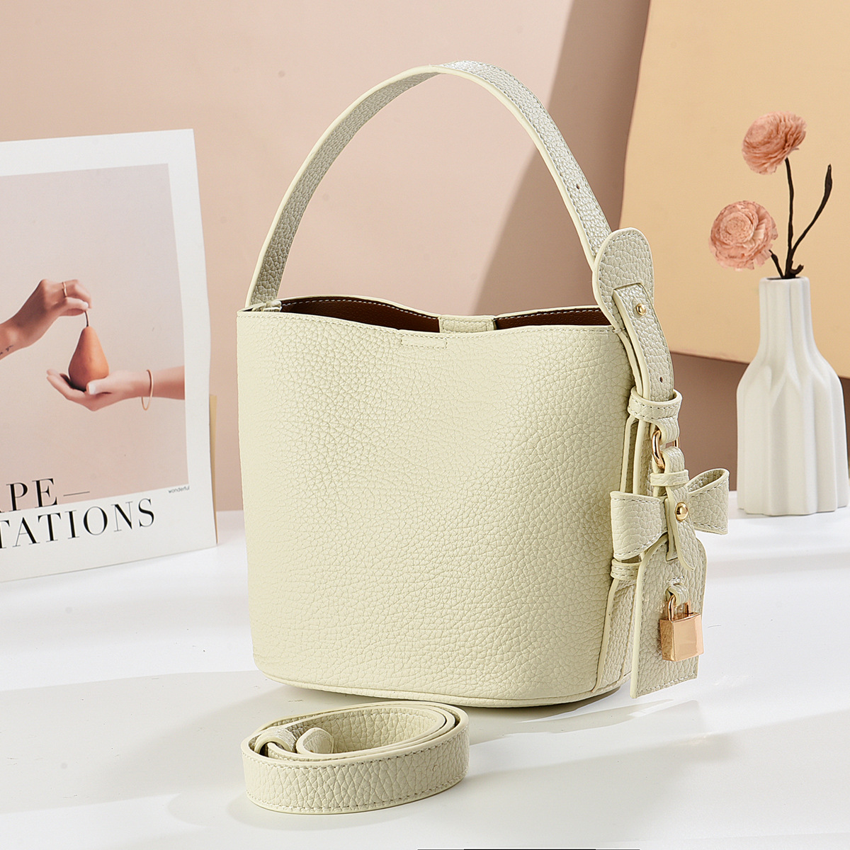 Bolsas de balde de moda 2025 verano nuevo temperamento mochila de hombro de viaje de compras bolsas de mano versátiles