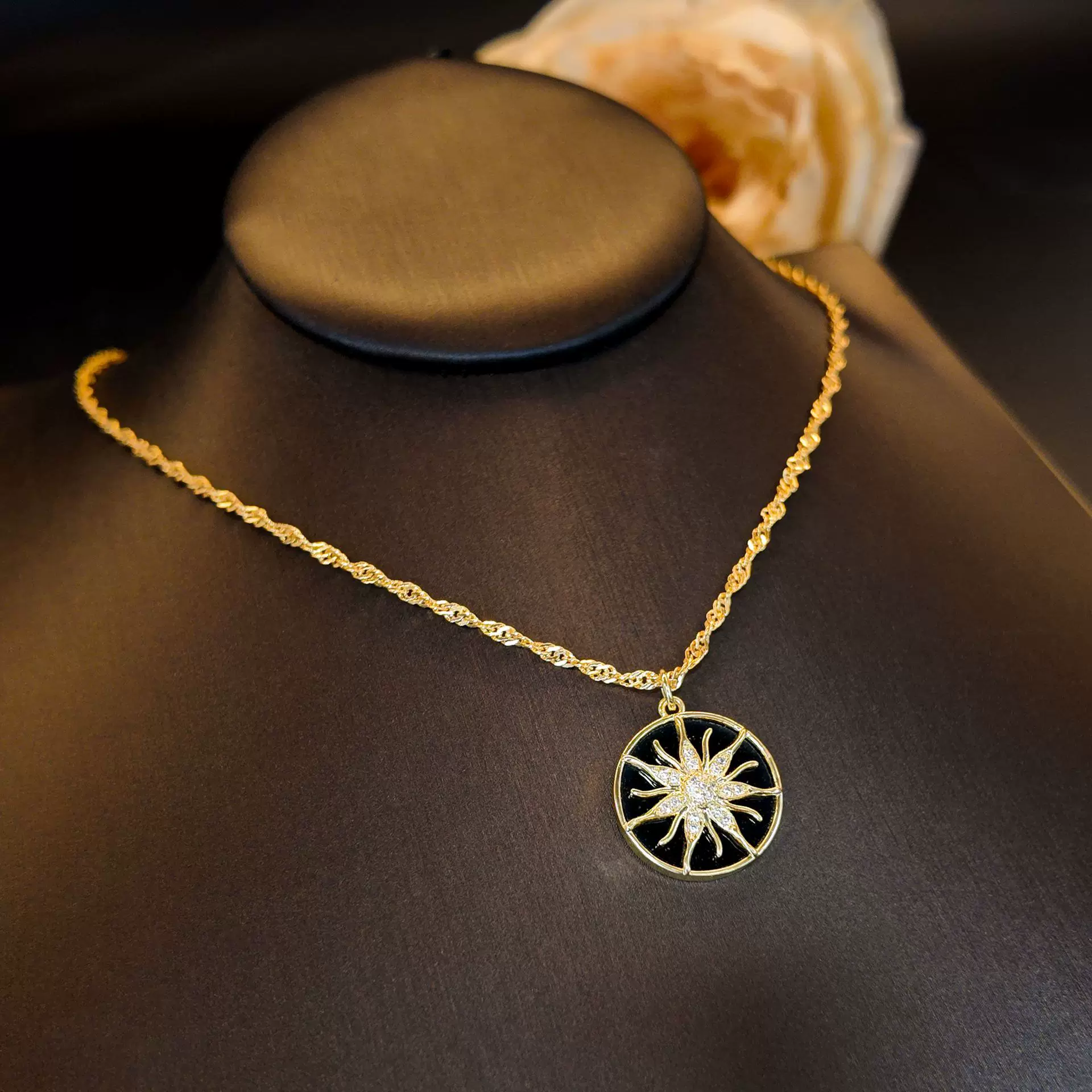 轻奢铜镶锆花朵黑色圆盘吊坠项链女时尚通勤气质高级感饰品批发