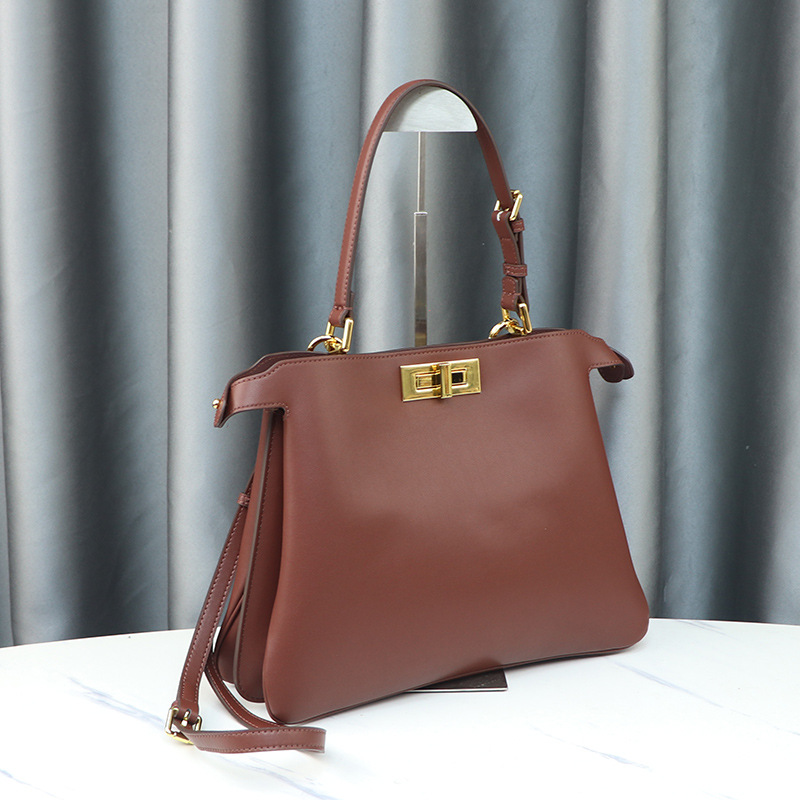 24 otoño e invierno nueva bolsa de bolso de mujer PB tamaño medio bolsa de gatito de cerradura de metal de lujo ligero bolsa de cuero bolsa axila de un solo hombro