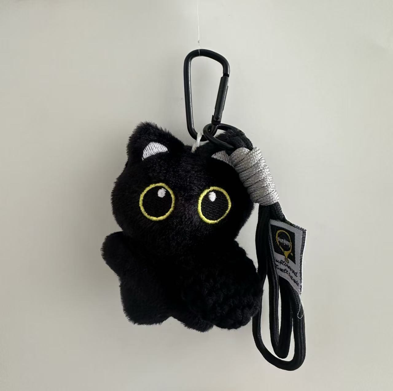 Caricatura super lindo pequeño gato negro personalidad lindo muñeca de peluche tejido a mano colgante regalo para un buen amigo