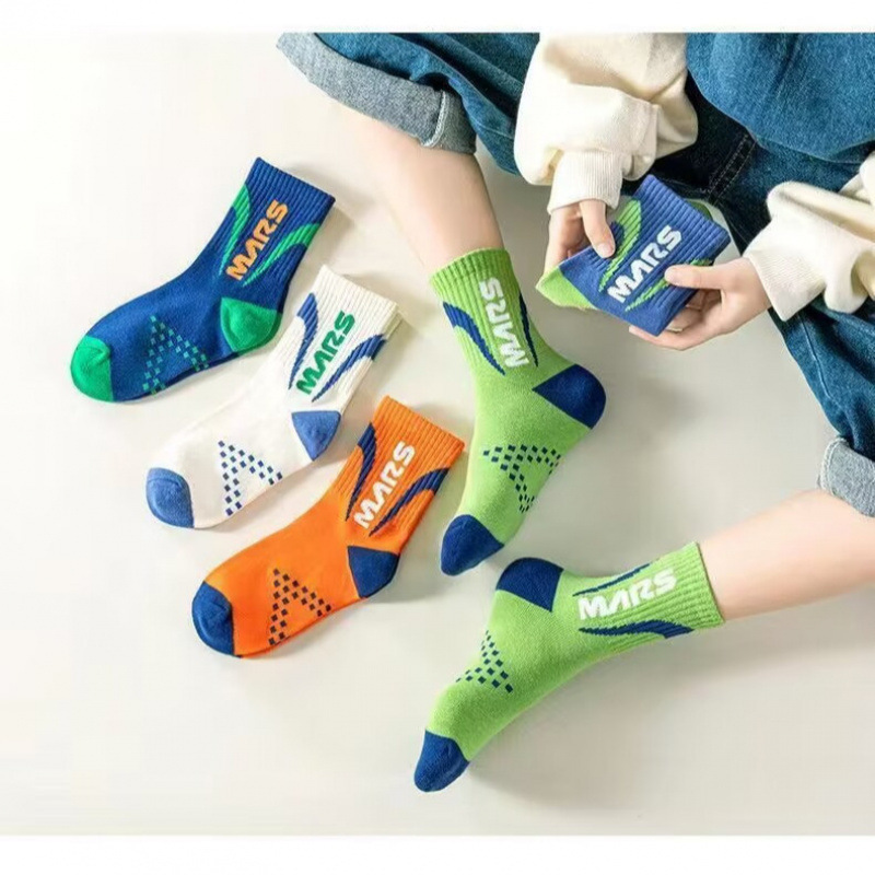 A generation of spring and autumn children's socks in the tube tide socks sports combed cotton breathable sweat-absorbent pure tube boys manufacturers