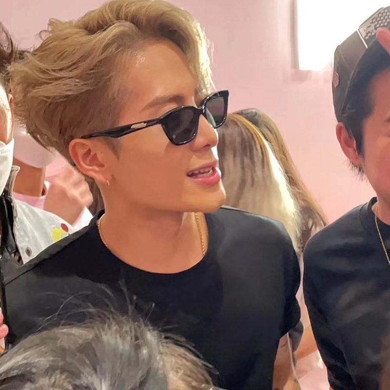 2024 Nuovi occhiali da sole Wang Jia'er Same Style Bar Bounce Cat Eyes Protezione solare e protezione UV Occhiali da sole avanzati_voghion.com