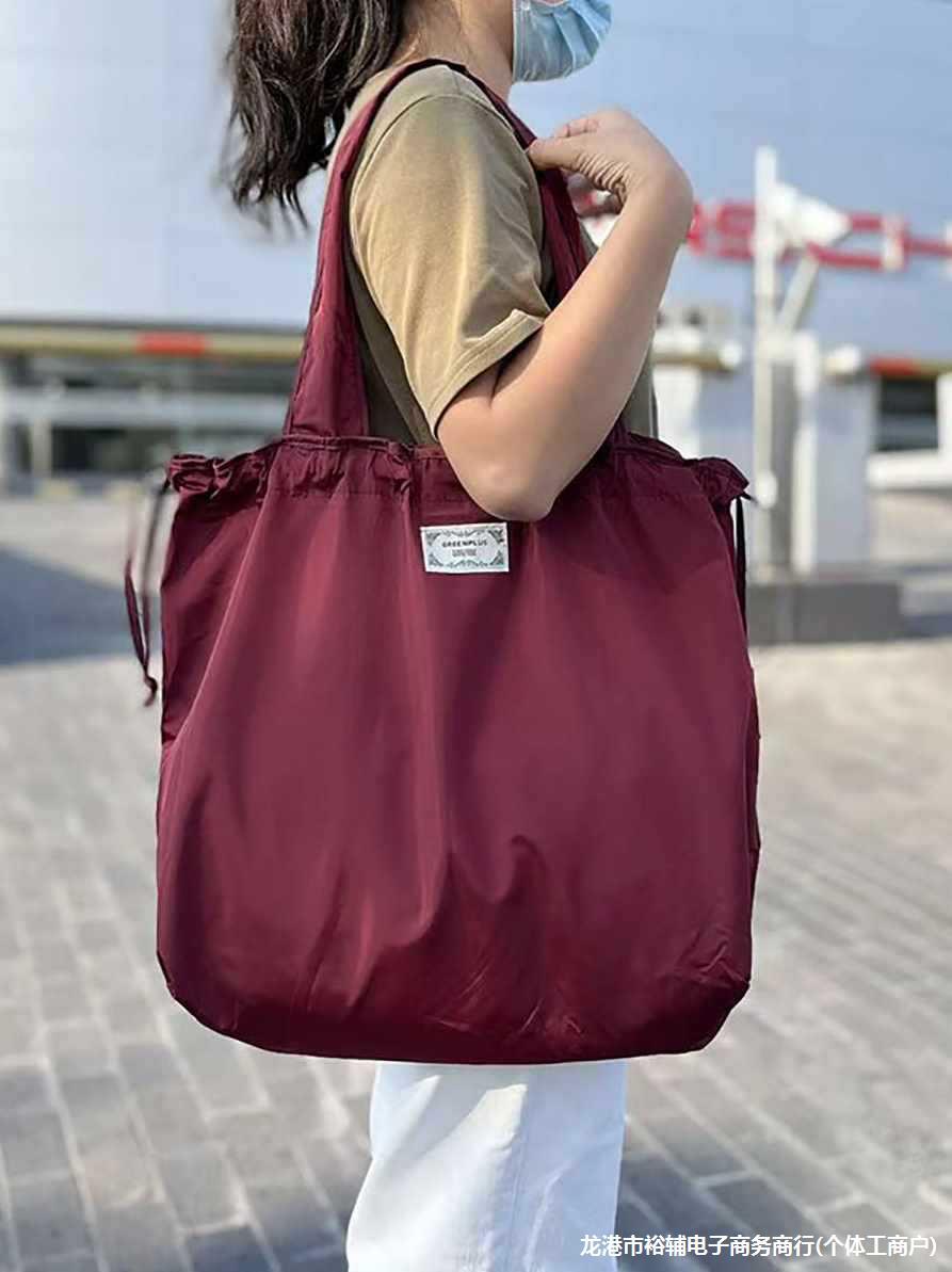 Foldable capacious shopping bag