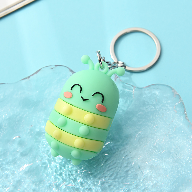 Dibujos animados flexible pegamento tridimensional libélula abeja llavero lindo oruga de siete estrellas mariquita muñeca llavero colgante