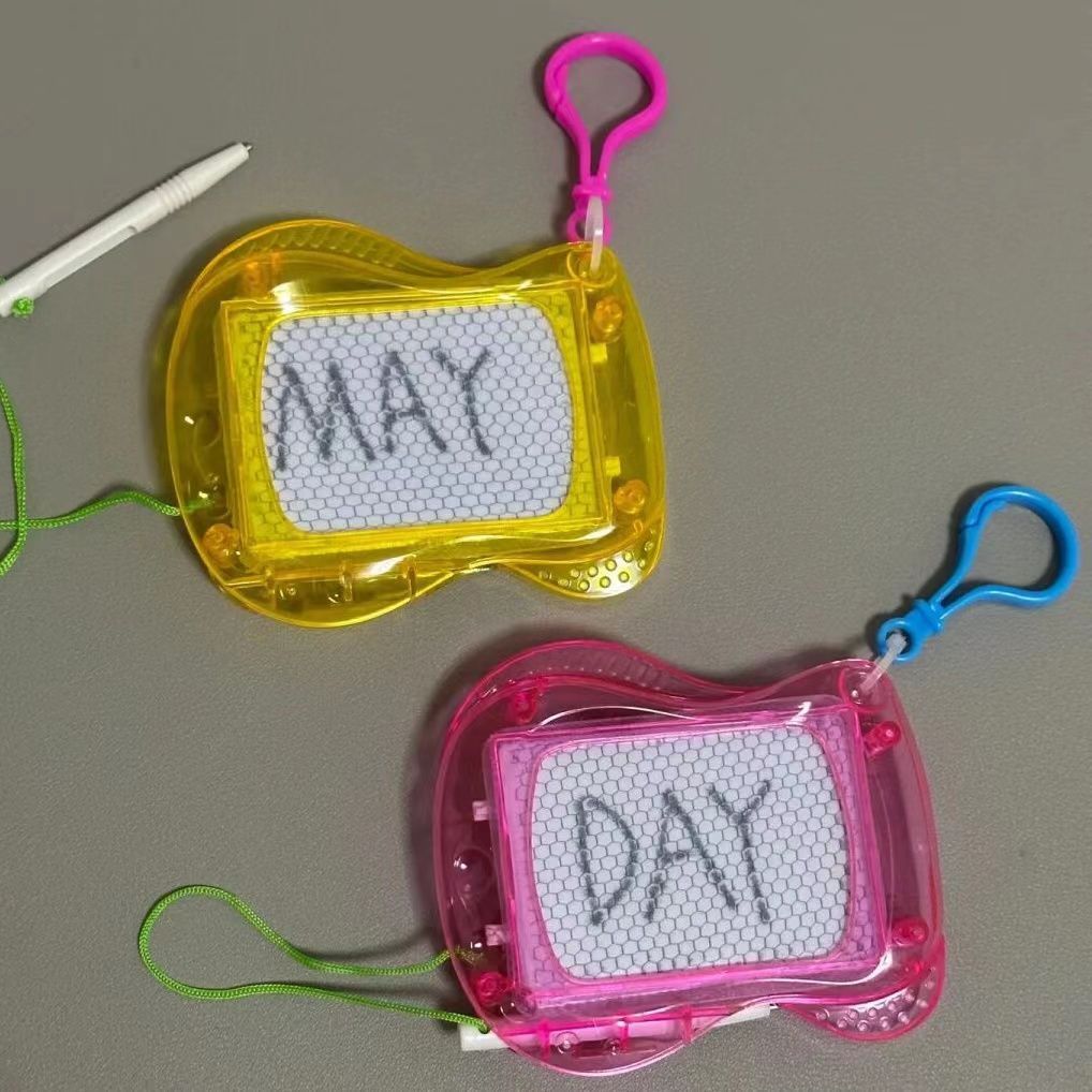 Pequeño libro rojo con el mismo estilo de color de contraste de corazón de niña tablero de escritura magnético mini tablero de escritura a mano tablero de dibujo llavero colgante regalo