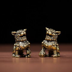 Solid brass antique-style handmade lion holding a ball desk ornament office desk decoration tea pet accessory craft