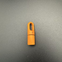 携帯電話のストラップの調整ボタンは取り外し可能な部品です。