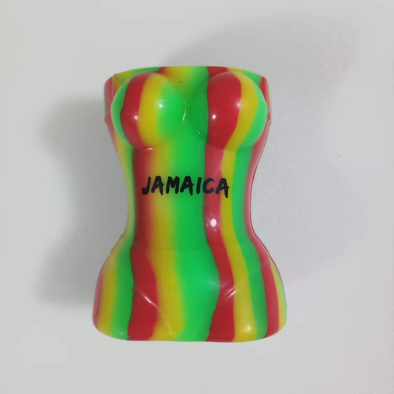 빨간색, 노란색, 녹색 및 검정색 문자가 있는 비키니