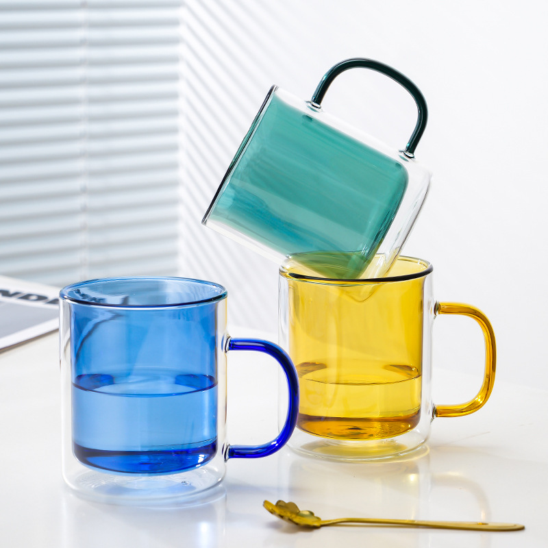 Mayorista ins simple viento alta resistencia al calor borosilicano taza de café cilíndrica con una copa de vidrio aislante de doble capa de color