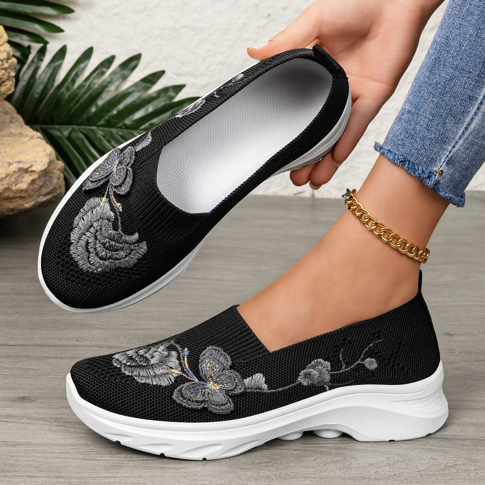 Zapatos para mujeres transfronterizos nuevos zapatos de tela transpirables de primavera ligeros de mediana edad y zapatos de sola suave
