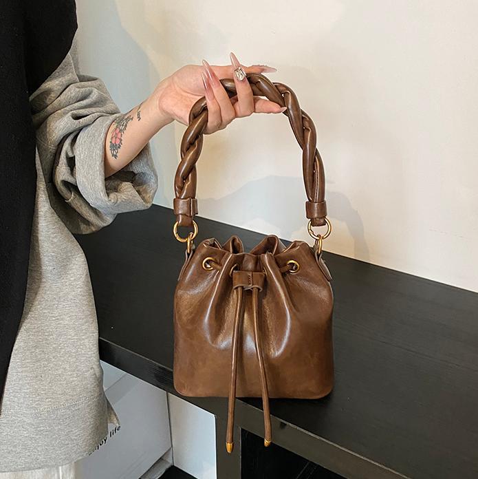 Bolsa de cubo de moda retro 2024 nueva moda de nicho de alta sensación bolso de hombro de diseño versátil bolso de mochila