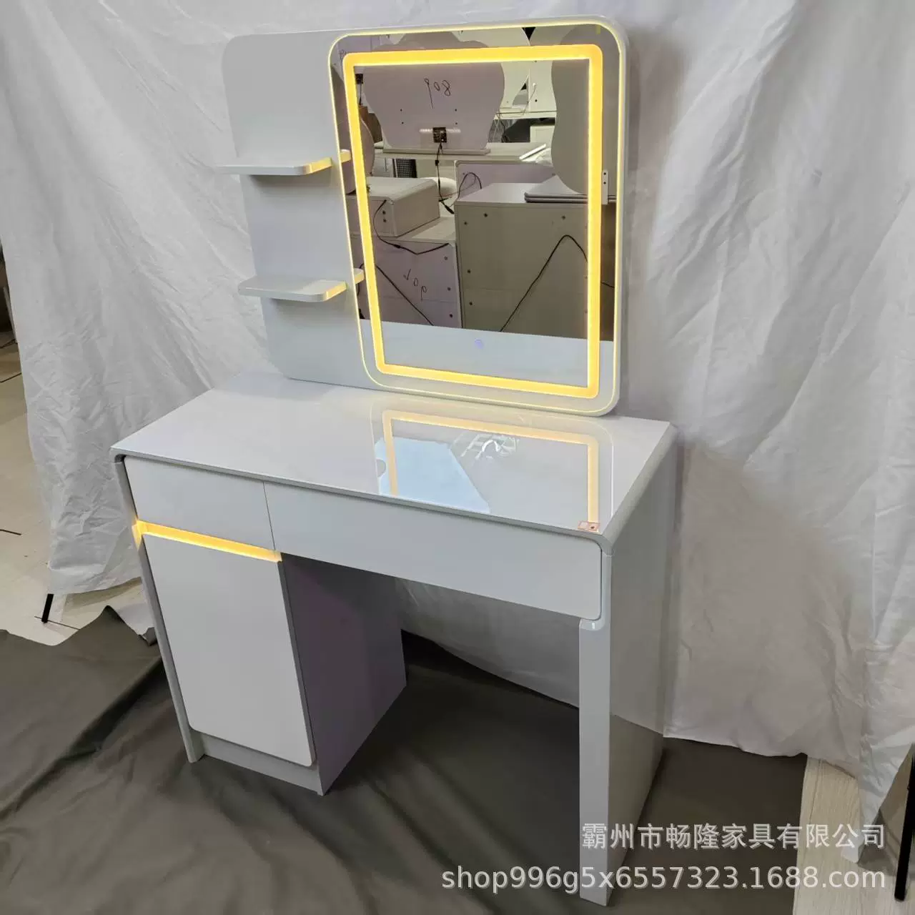 简约休闲梳妆台，现代简约大方烤漆化妆台，适合你的选择