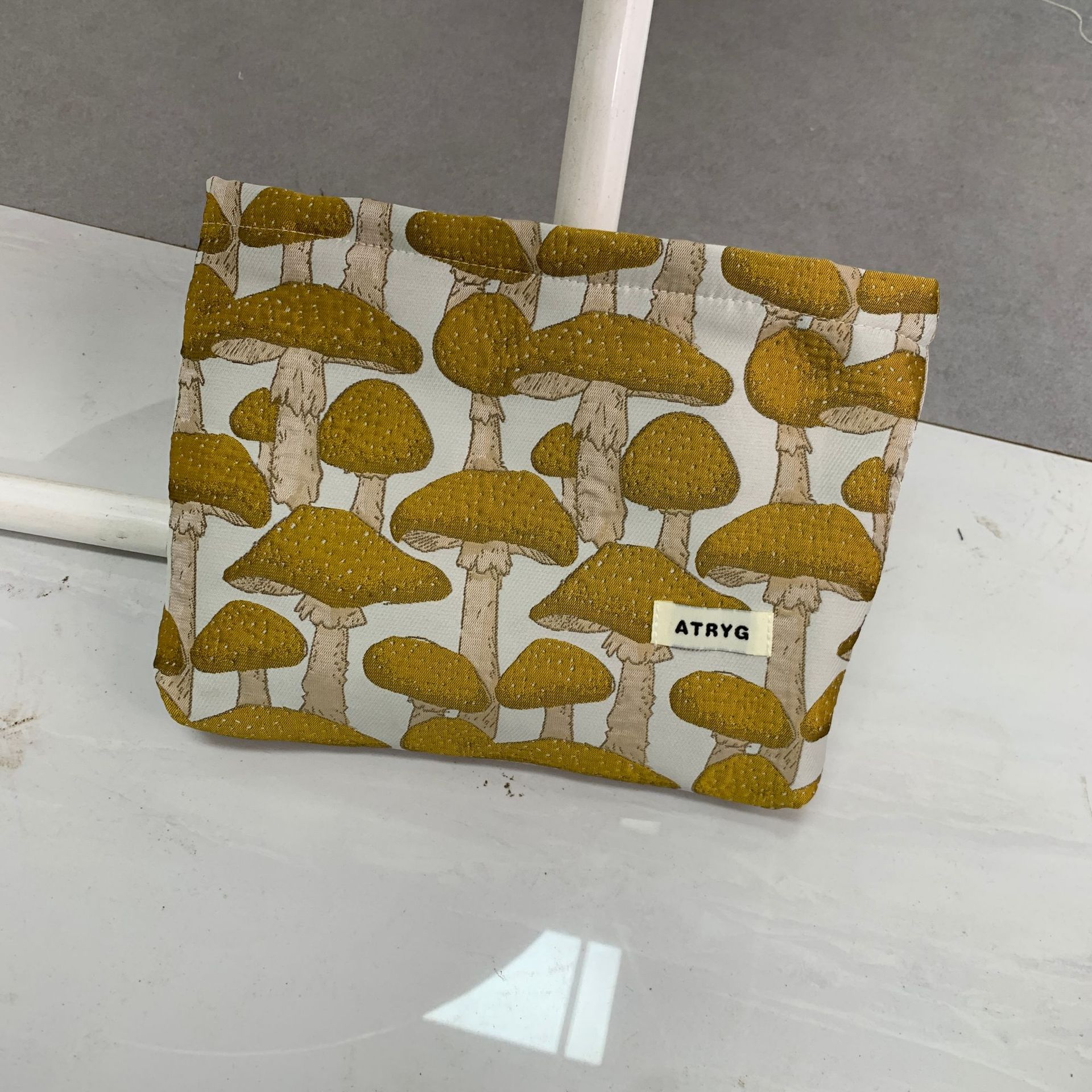 Bolsa de maquillaje, una bolsa de almacenamiento de hongos transfronterizos portátiles Jacquard, bolsa de almacenamiento de maquillaje de alto valor nominal