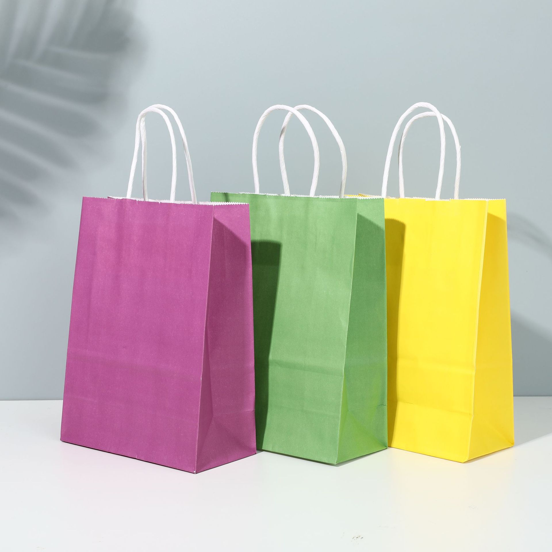 Bolsa de papel kraft portátil en stock Bolsa de embalaje de alimentos para pan Bolsa de embalaje para llevar Bolsa de regalo de compras con logotipo