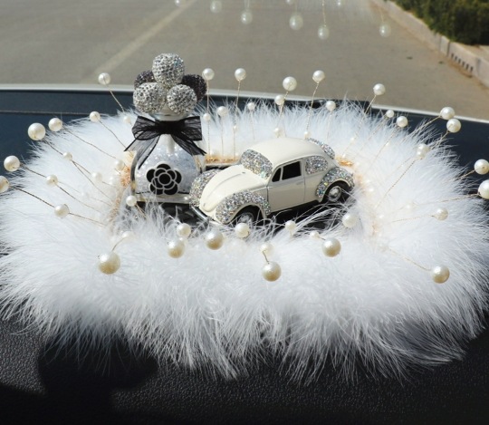 Diamantes de cerámica roja creativa adornos de automóviles de ciervo adornos de automóviles de automóviles adornos de automóviles de plumas diosas