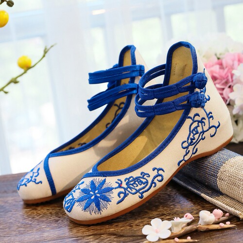 Low-heeled shoes, blue and white porcelain shallow mouth tendon bottom embroidered cloth women's shoes, mother's shoes dance
