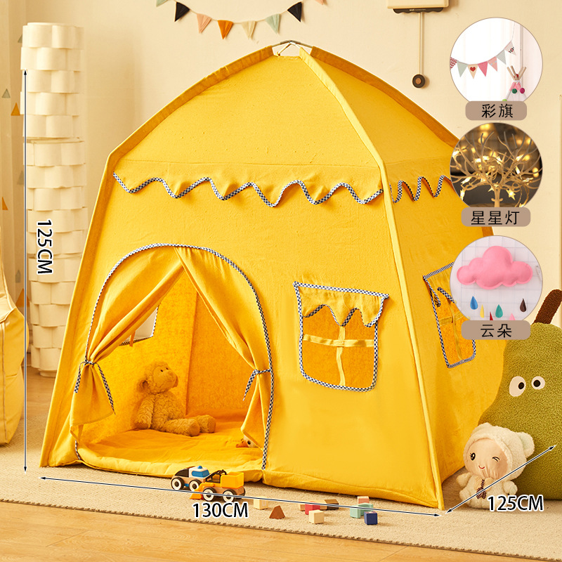 Castillo amarillo + banderas coloridas + luces de estrellas + nubes