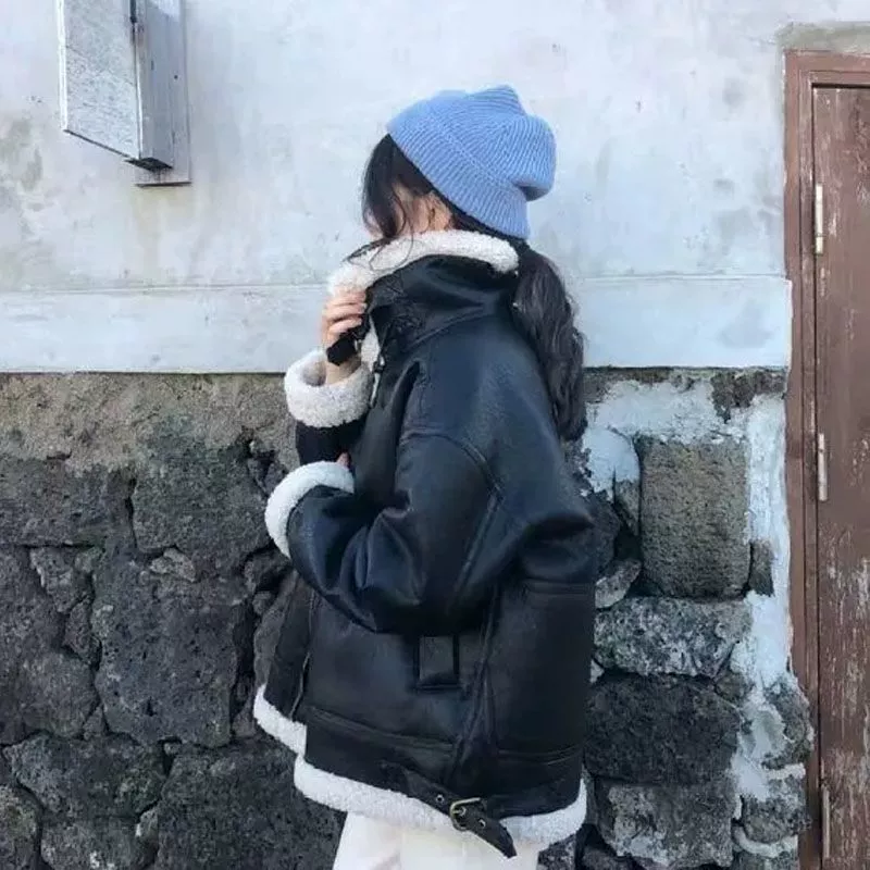 Женская мотоциклетная куртка, зимнее пальто из искусственной овчины, на флисовой подкладке и утепленное, новая модель 2025 года, кожаная куртка с имитацией овчины.