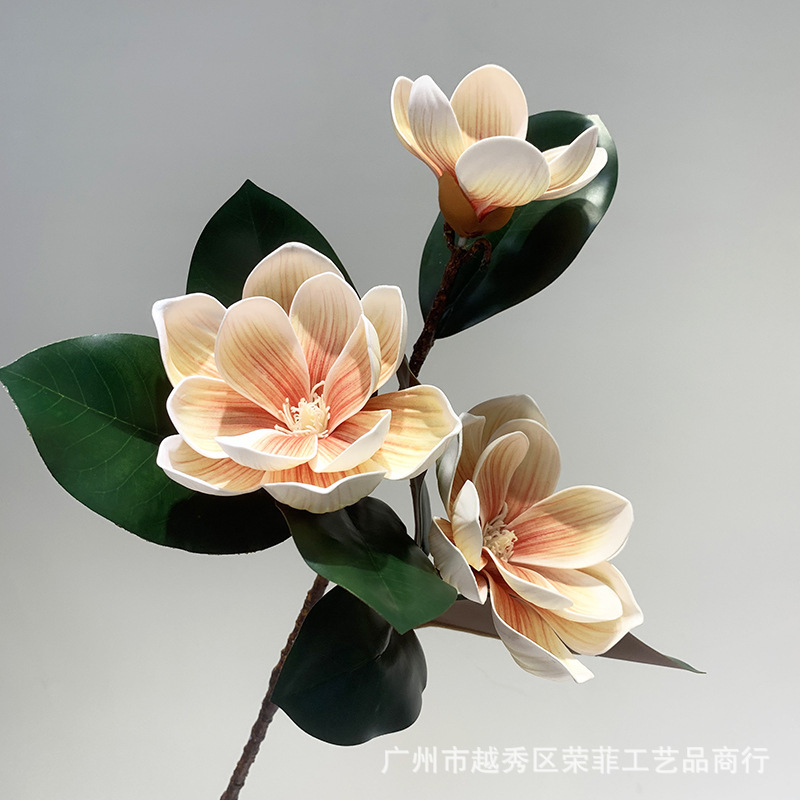 Simulación de flores magnolia sensación de mano 3D de alta calidad con hojas de simulación 3 cabezas magnolia decoración de la sala de estar de boda del hotel