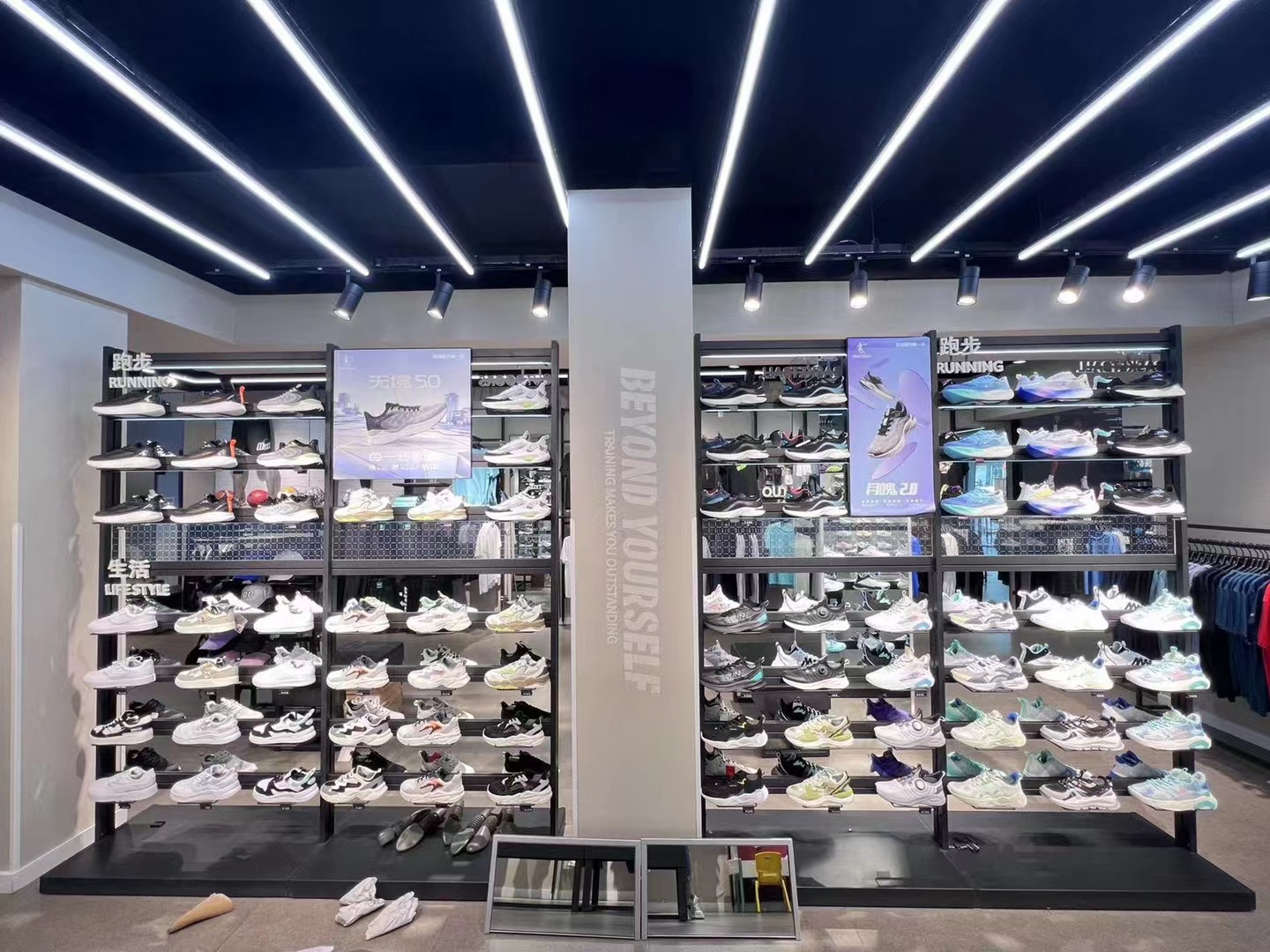 Mujeres y mujeres transfronterizas marca deportiva de ropa de exhibición estante de exhibición multicapa tienda de colgar percha de ropa estante de exhibición de ropa