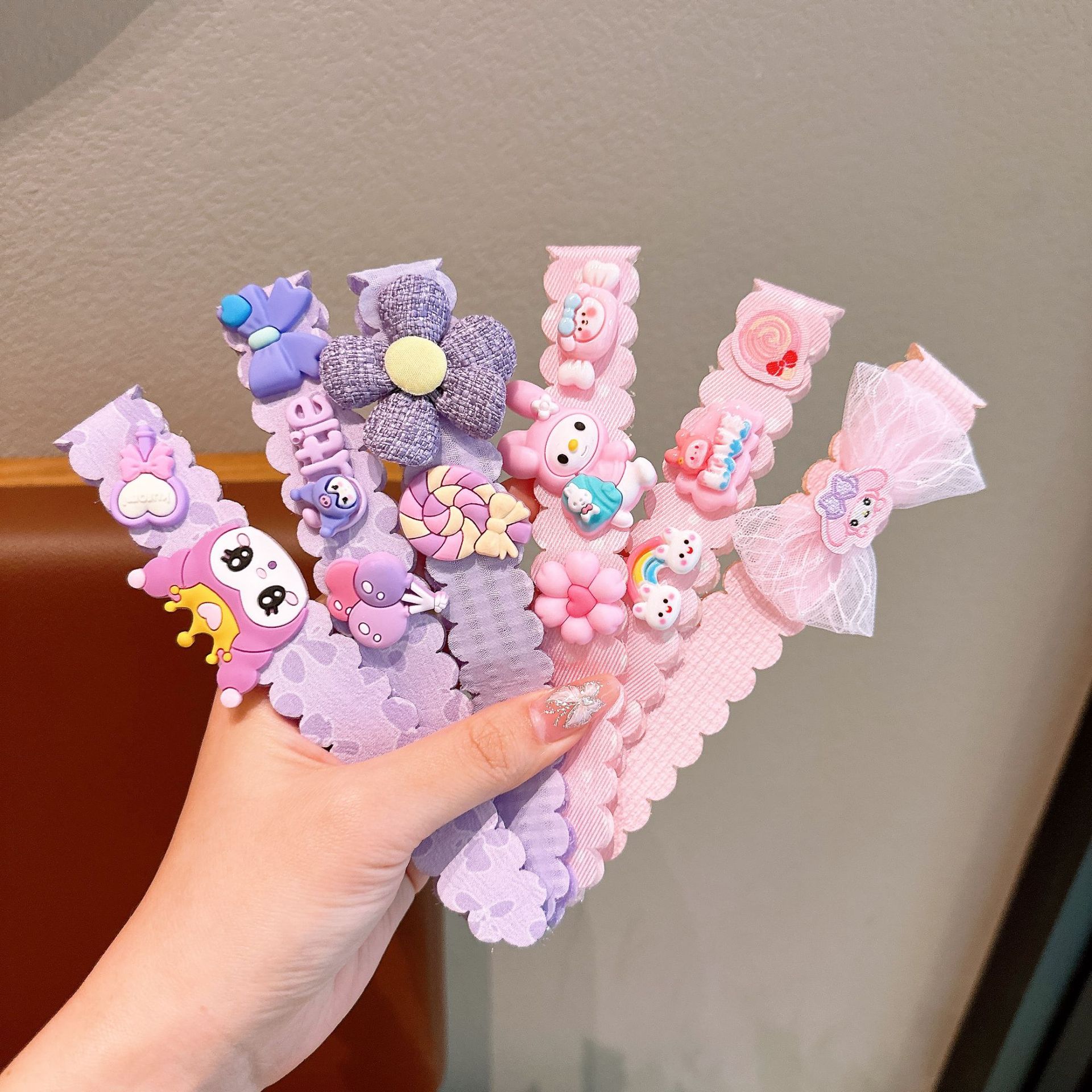 Los niños aman los dibujos animados Sanrio publicó un nuevo velcro, pero Koolomi, la cabeza de la niña para terminar los accesorios de pelo