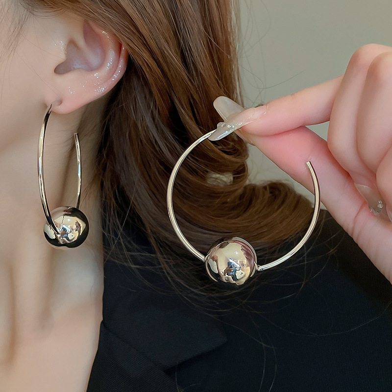 Pendientes ovalados simples de aguja de plata Pendientes de tendencia de personalidad transfronteriza europea y americana Pendientes de diseño de todo fósforo de nicho al por mayor