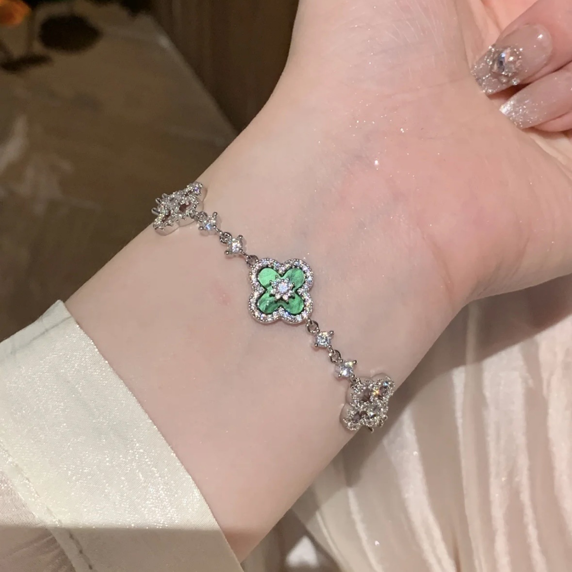 Pulsera de flores huecas en forma de diamante de circón, pulsera de temperamento de lujo ligero, personalidad, moda exquisita, joyería de todo fósforo para mujer