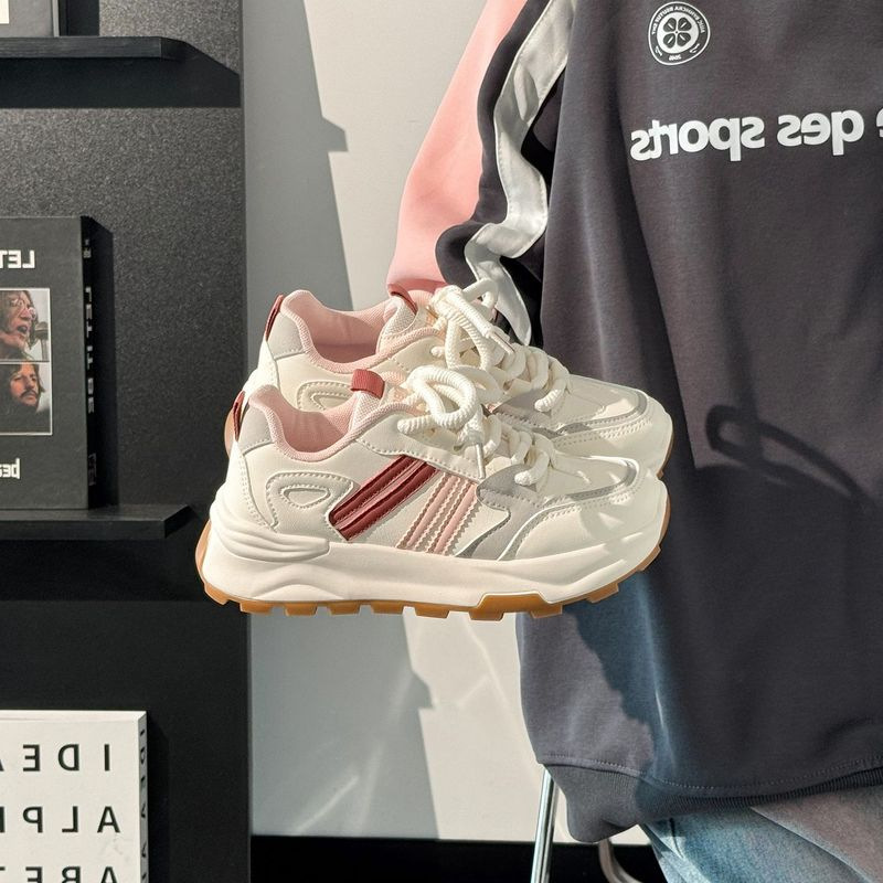 Pequeños zapatos blancos para mujeres 2025 nuevos zapatos deportivos de estudiantes zapatos de skate para mujeres zapatos de carreras casuales con suela plana