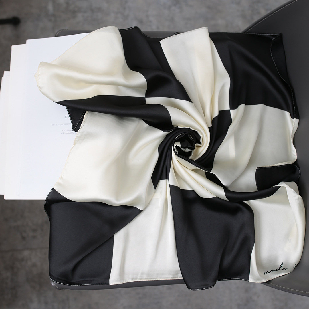 Decorative Small Square Scarf With Geometric Four Seasons Pattern_voghion.com