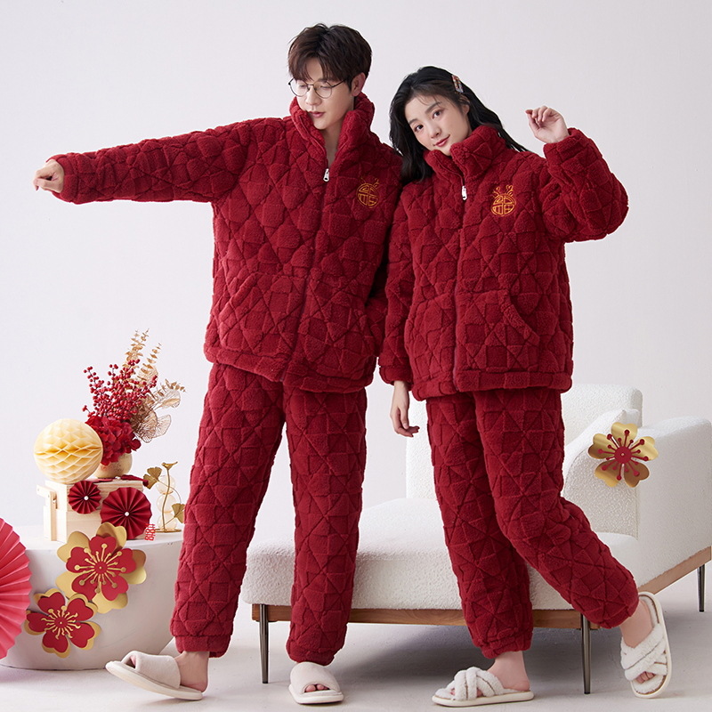 Pijamas de pareja roja de invierno de tres capas acolchadas de lana coral engrosada con forro de lana recién casados hombres y mujeres ropa de hogar de franela
