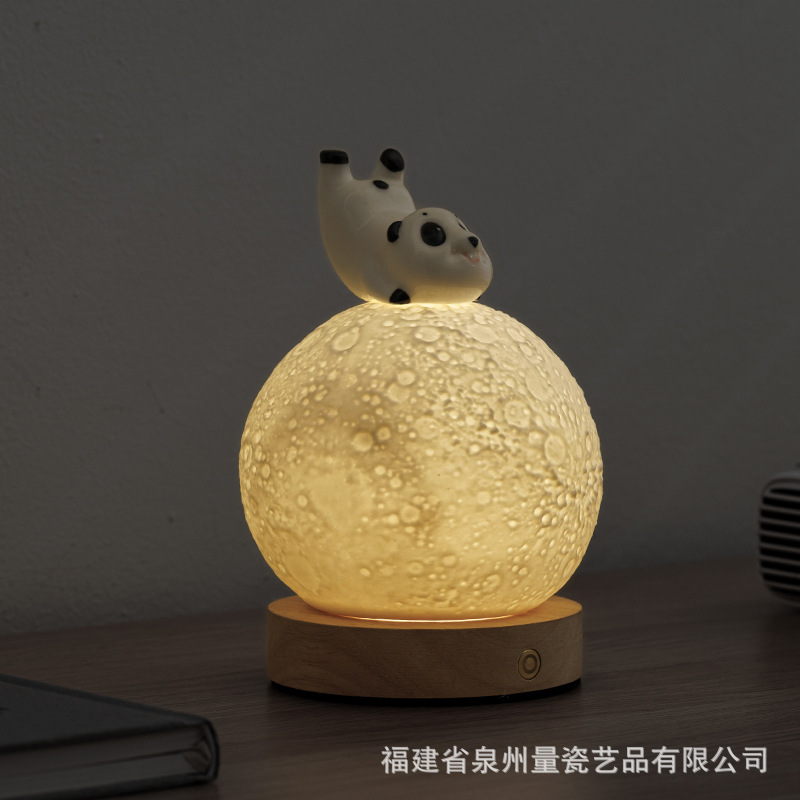 Venta caliente original táctil tres colores atenuación pintada a mano cerámica luna panda luz nocturna decoración té mascota base de carga USB