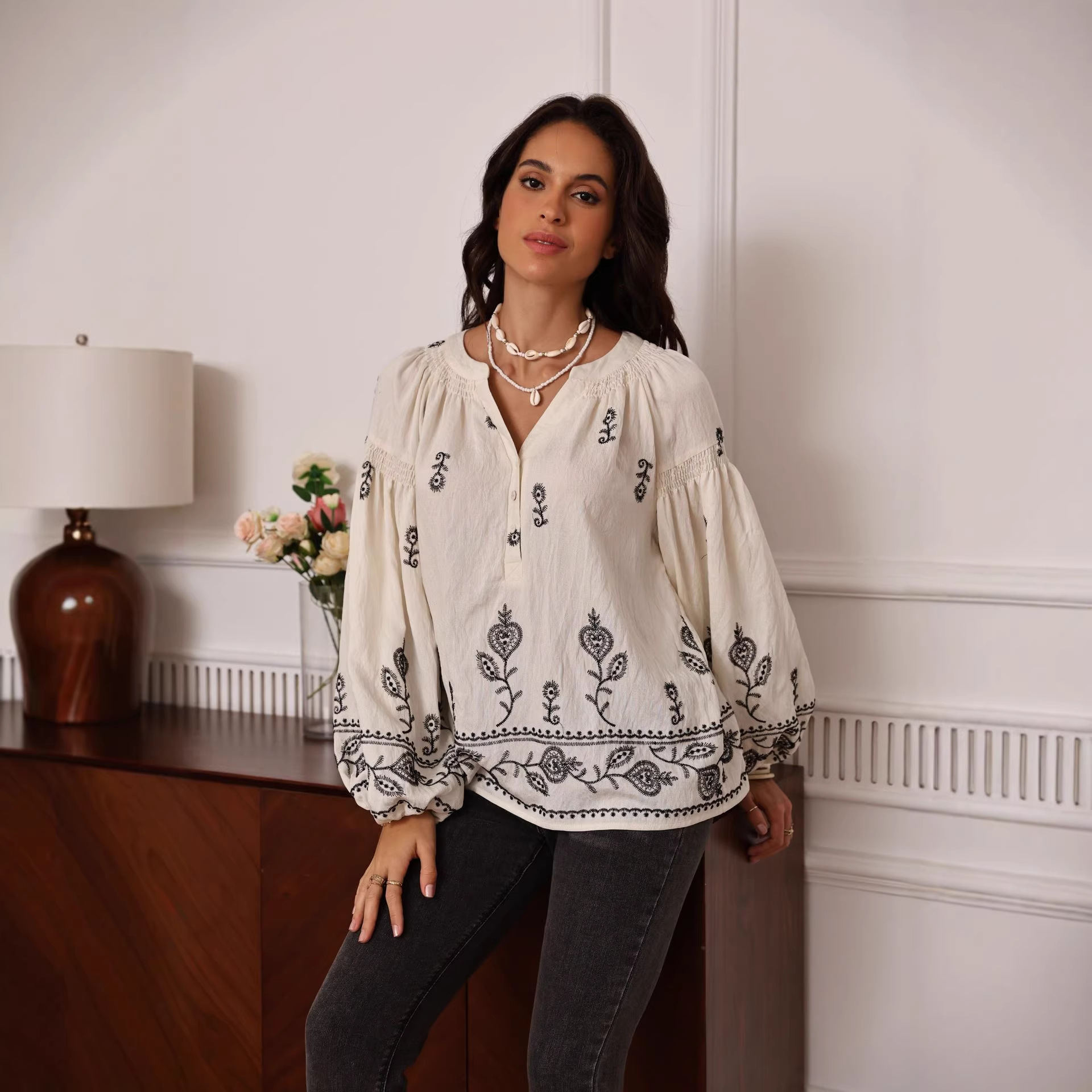 Primavera y otoño Europa y Estados Unidos ropa de mujer transfronteriza manga larga camisa de cuello medio abierto suelta comercio exterior ropa de mujer casual bordada camisa interior