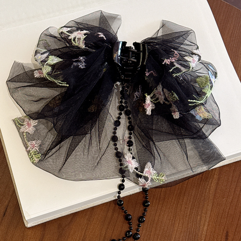 Черная заколка-крабик с кисточками, с вышивкой