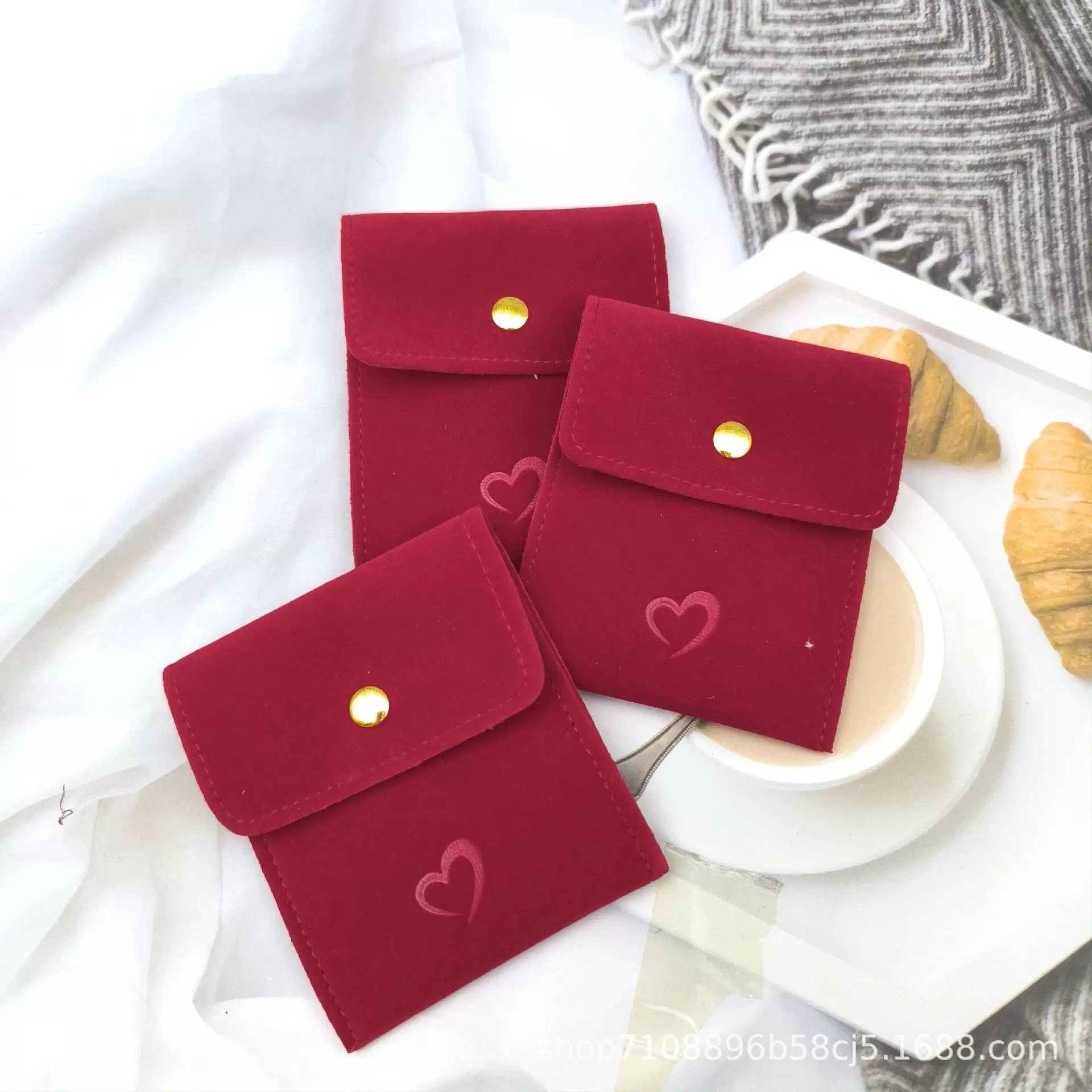 工厂批发专业定制方形按扣珠宝首饰包装袋迷你贴合绒布翻盖袋防尘