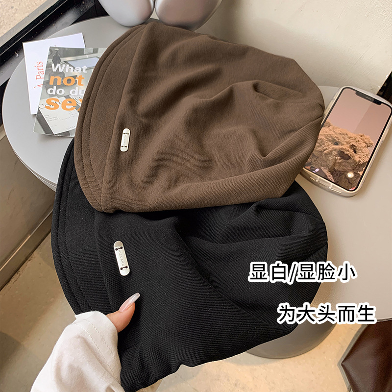 Sombrero japonés de pila de mujeres otoño y invierno simple cara pequeña gorra de cabeza roja red negra moda versátil gorra de luna fría gorra