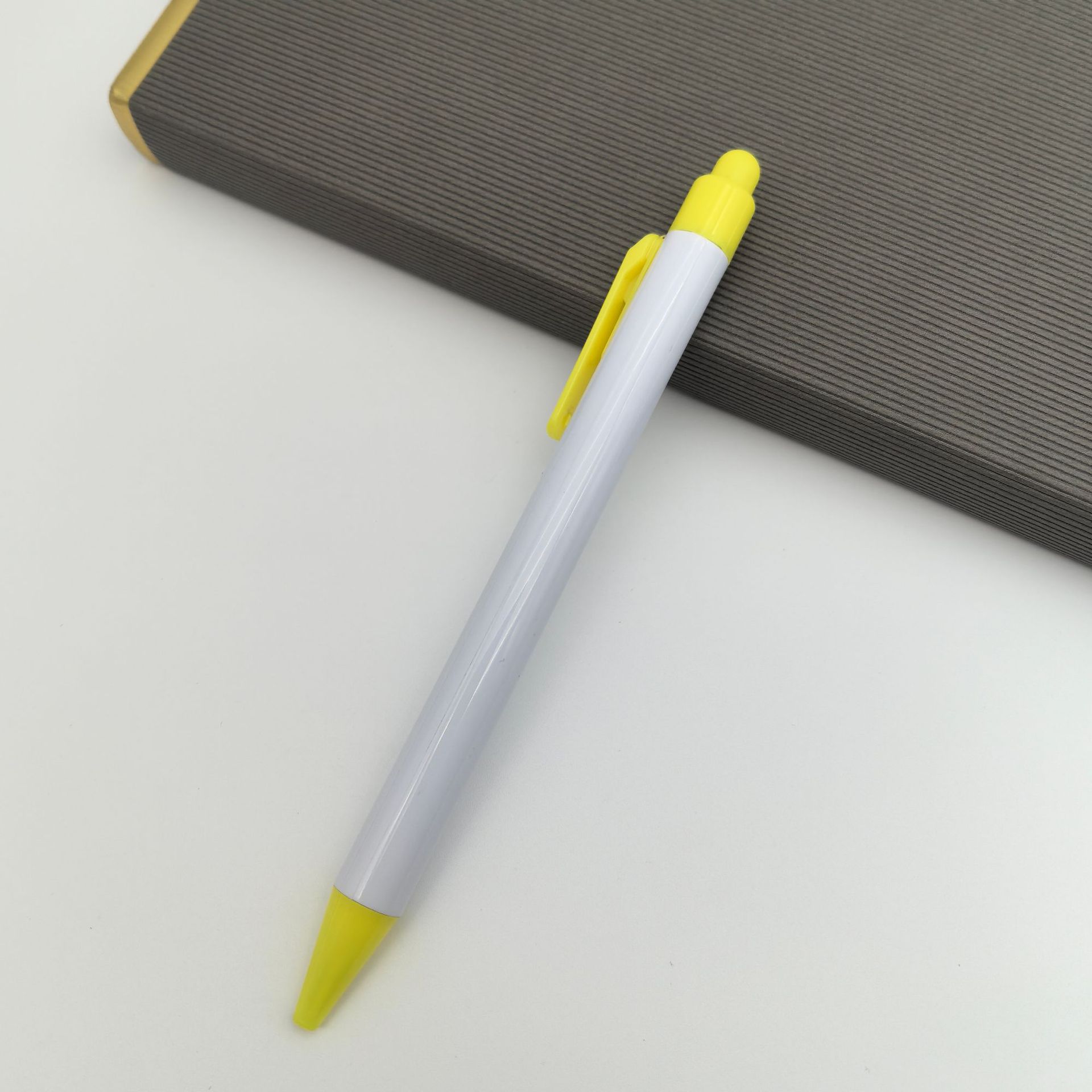 La parte superior de la bolígrafo de muñeca se puede instalar en la película de muñeca tridimensional de la bolígrafo publicitario DIY personalizado