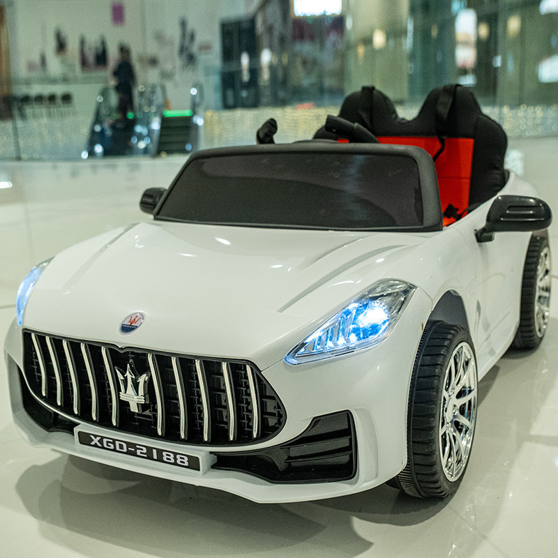 Coche eléctrico para niños Coche de control remoto de cuatro ruedas para niños El coche de juguete del columpio para bebés puede sentarse cochecito recargable con tracción en las cuatro ruedas