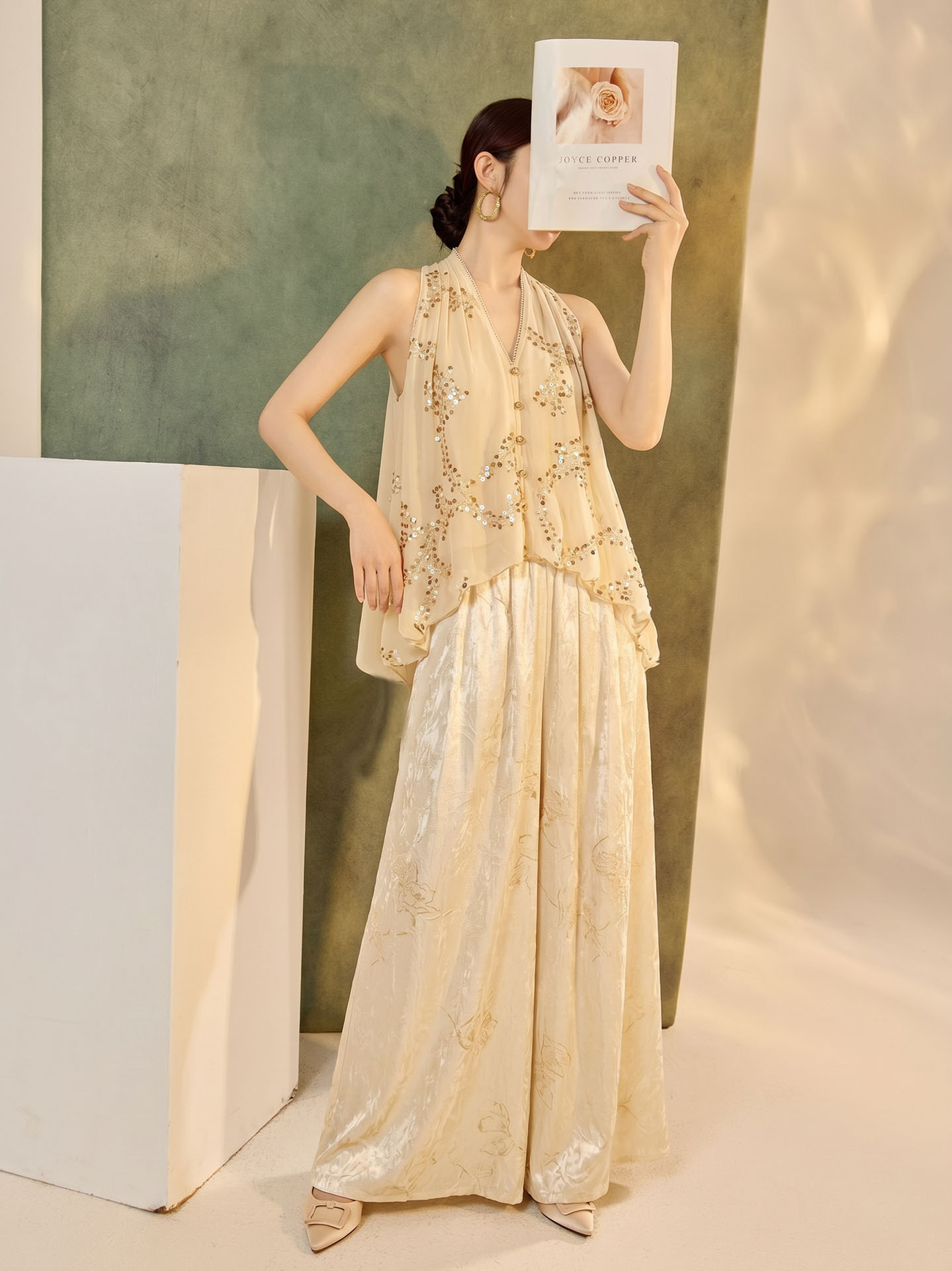 Áo cổ yếm V cổ chiffon thêu sequin không tay form rộng — Sữa hạnh nhân