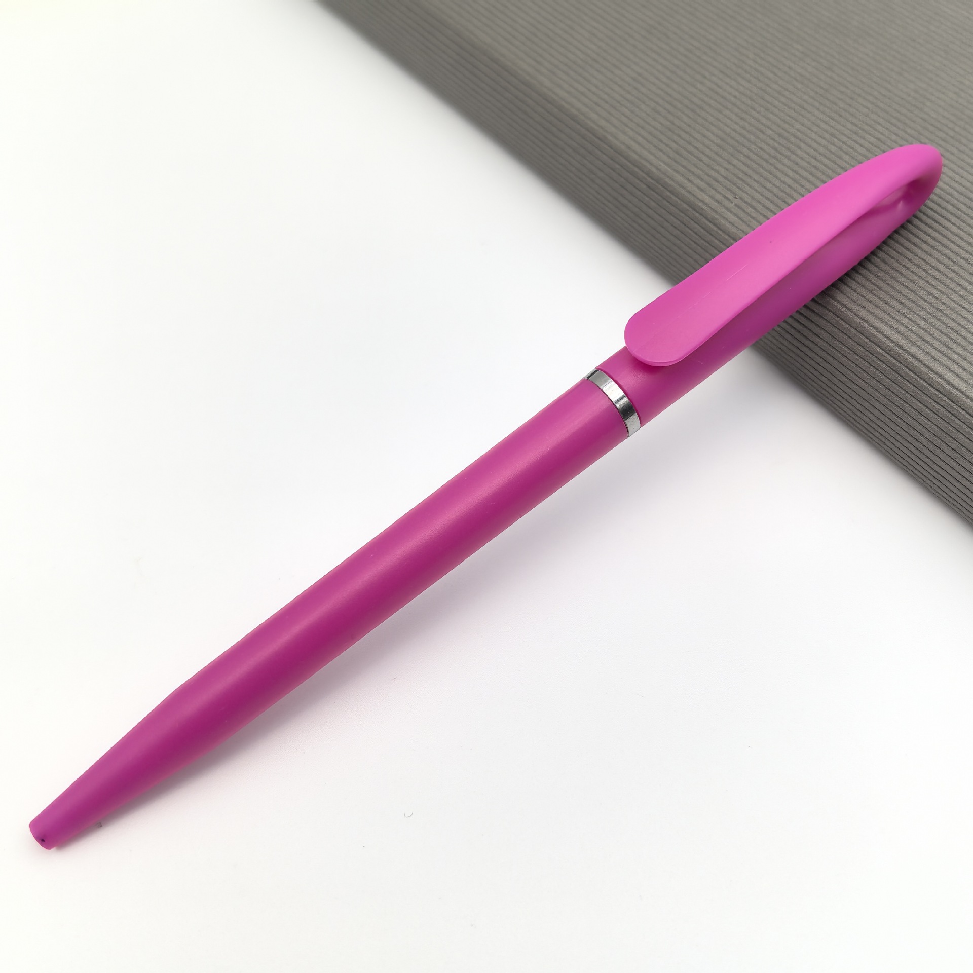 Mayorista colorido forma torsión pequeña pluma de bolas cisne creativa gancho de águila regalos impresión de bolígrafo logo hotel pluma